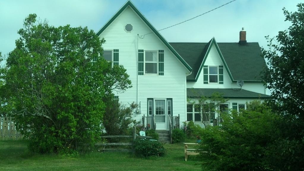 Lovely Green Gable Home Miscouche Exterior photo
